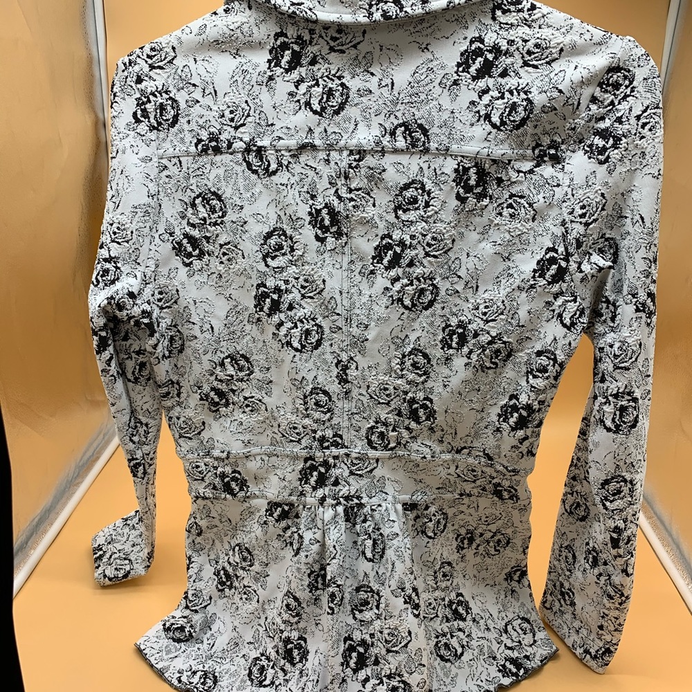 Sno Skins Large EUC Blazer White W/ Black Roses🌹